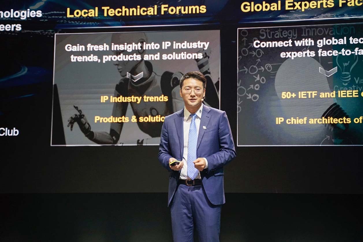 Vincent Liu, President of Huawei's Global Enterprise Network Marketing & Solution Sales Dept, presenting awards to outstanding diamond members